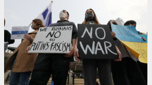 우크라이나 민간인 학살에 분노한 EU, 이틀만에 러 외교관 140여명 추방