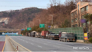 문학터널 앞 화물차 불법주차 “단속 소용없다”는 연수구청