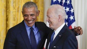 “부통령” 농담 건넨 오바마에…바이든 “좋았던 시절 생각나” 화답