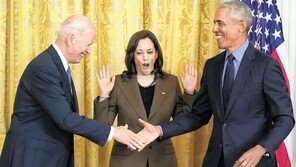 ‘지지율 45%’ 바이든, 백악관 찾은 오바마에 “옛날이 좋았지” 