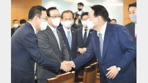 尹 “균형발전으로 지방시대 열것”… 시도지사들, 숙원사업 쏟아내 