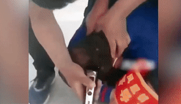 “나가지 말랬지”…봉쇄령 어겨 강제 삭발 당한 中남성[영상]