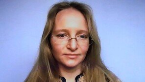 아빠 푸틴과 붕어빵, 엄마는 승무원…두 딸 신상 탈탈 털렸다