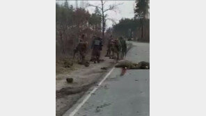 우크라의 러군 처형 영상 공개…키이우 퇴각로서 촬영 파악