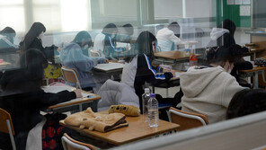 “증상 있어도 검사 안 받을 것”…‘확진 학생 시험제한’에 뿔난 학부모들