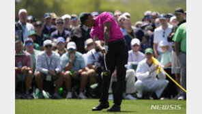 돌아온 황제 우즈, 1년4개월 만의 복귀전서 1언더파