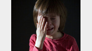 우크라 소녀들, 러軍 성폭행 피하려 ‘눈물의 숏컷’…“눈에 안 띄게”