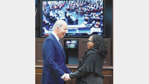 美 첫 ‘흑인 여성 대법관’, 233년 벽 깼다