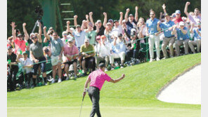 우즈, 508일 만에 주먹 세리머니… “호랑이, 서식지로 돌아왔다” 