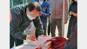 尹당선인, 모교 대광초 ‘깜짝’ 방문…학생들 굿즈 구입하고 사인도