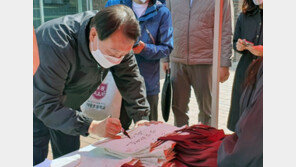 尹당선인, 모교 대광초 ‘깜짝’ 방문…에코백 구매 후 사인도