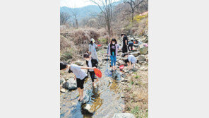 올챙이-도롱뇽 알 관찰하는 학생들