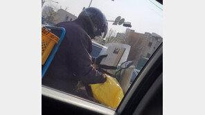 신호 대기 중 책 읽는 배달 기사…누리꾼 “멋있다” vs “휴대폰처럼 위험”