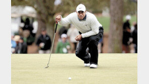 퍼트에 무너진 황제… 우즈, 6오버파 수모