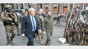 존슨 英총리, 전쟁 속 우크라 깜짝방문… 젤렌스키 만나 “미사일-장갑차 지원” 