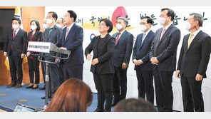 “친해도 똑똑하면 쓴다”… 8명중 7명 60년대생, 영남출신 5명 