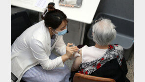 ‘거리두기 전면해제’ 코앞인데…60세 이상 사망 95%까지 늘어