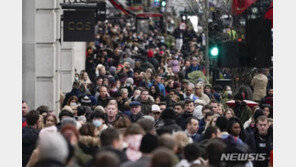 英 “코로나 입원환자 5명 중 1명 직장 복귀 못해…구인난 올 것”