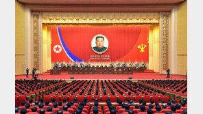 北, 새롭게 등장한 김정은 초상화… ‘배지도 나오나?’