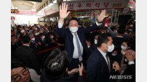 상주 다시 찾은 尹 “여러분 맘 얻기 위해 노력…어퍼컷 한번 할까요”