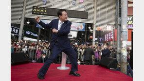 포항 죽도시장 다시 찾은 윤석열 ‘당선자 어퍼컷’[청계천 옆 사진관]