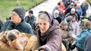 교회서 음식 배급받는 우크라 주민들