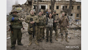 우크라 “러시아군, 곧 동부서 대대적 공격…우린 준비됐다”