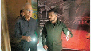 젤렌스키, 47일째 머무는 임시 지휘본부 첫 공개… “불꺼진 사무실서 항전”