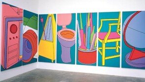 카세트 의자 우산… 그의 손길에 일상은 ‘낯선 색’ 예술을 입는다