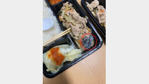 훈련소 도시락 반찬서 신문지 나와…비위생 환경 논란