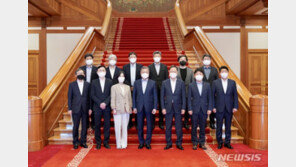 ‘비서실별 참모들과 기념사진’…퇴임 준비하는 문 대통령