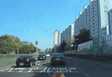 하늘서 떨어진 맥주병…도로 달리던 차 유리창 ‘와장창’ (영상)