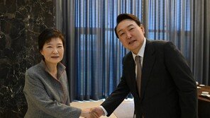 尹 “면목 없고 늘 죄송했다” 朴 “취임식 가능하면 참석하겠다”