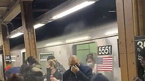 뉴욕 지하철서 연막탄 터뜨리고 총격…16명 부상·범인 도주