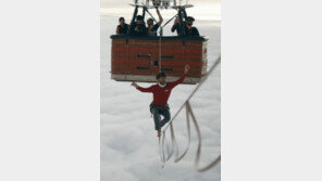 구름 위 1900m 맨발로 ‘아슬아슬’…외줄타기 세계신기록
