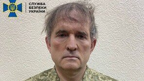 우크라, 푸틴 측근 잡았다…“우크라軍 옷입고 변장” 수갑찬 모습 공개