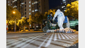 배고픈데 썩은 채소 배달에 방역 콘서트까지…상하이 민심 폭발직전