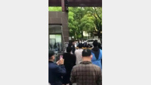 ‘봉쇄 지속’ 中 상하이서 민심 폭발…공산당 서기에 항의도