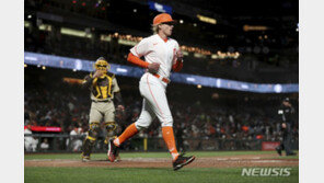 MLB 역사상 최초로 여성 코치가 그라운드에 섰다