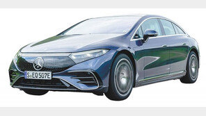 폭 141cm 스크린, 묵직한 움직임… 럭셔리 전기차 세단 