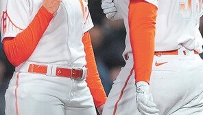 메이저리그 사상 첫 그라운드 오른 여성코치