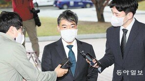 헌법 명시된 檢영장청구권에… “수사권도 포함” vs “포함 안돼” 