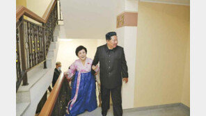 김정은 손 맞잡고 ‘새 집’ 들어가는 리춘히…평양에 들어선 ‘북한판 유엔빌리지’ 