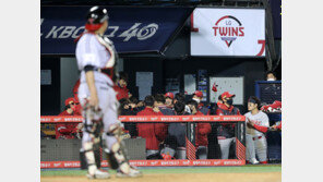 공동 1위서 신기록 제물 위기에 몰린 LG, 투타가 흔들