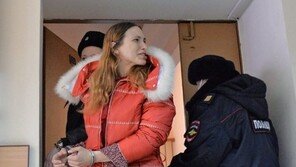 러 예술가, 슈퍼마켓 가격표 자리에 반전 메시지 넣어 구금