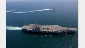 합참의장·한미연합사령관, 美항모 동승…‘대북 메시지’ 없어