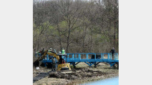 남북정상 마주 앉았던 ‘판문점 도보다리’ 보수 시작