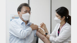 文대통령 부부, 25일 코로나 4차접종…“60세 이상 접종 독려”