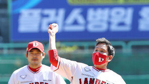 랜더스필드에 뜬 용진이형, 시구 공약 이행에 팬서비스까지