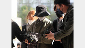 모습 드러낸 이은해·조현수, 모자 푹 쓰고 ‘묵묵부답’